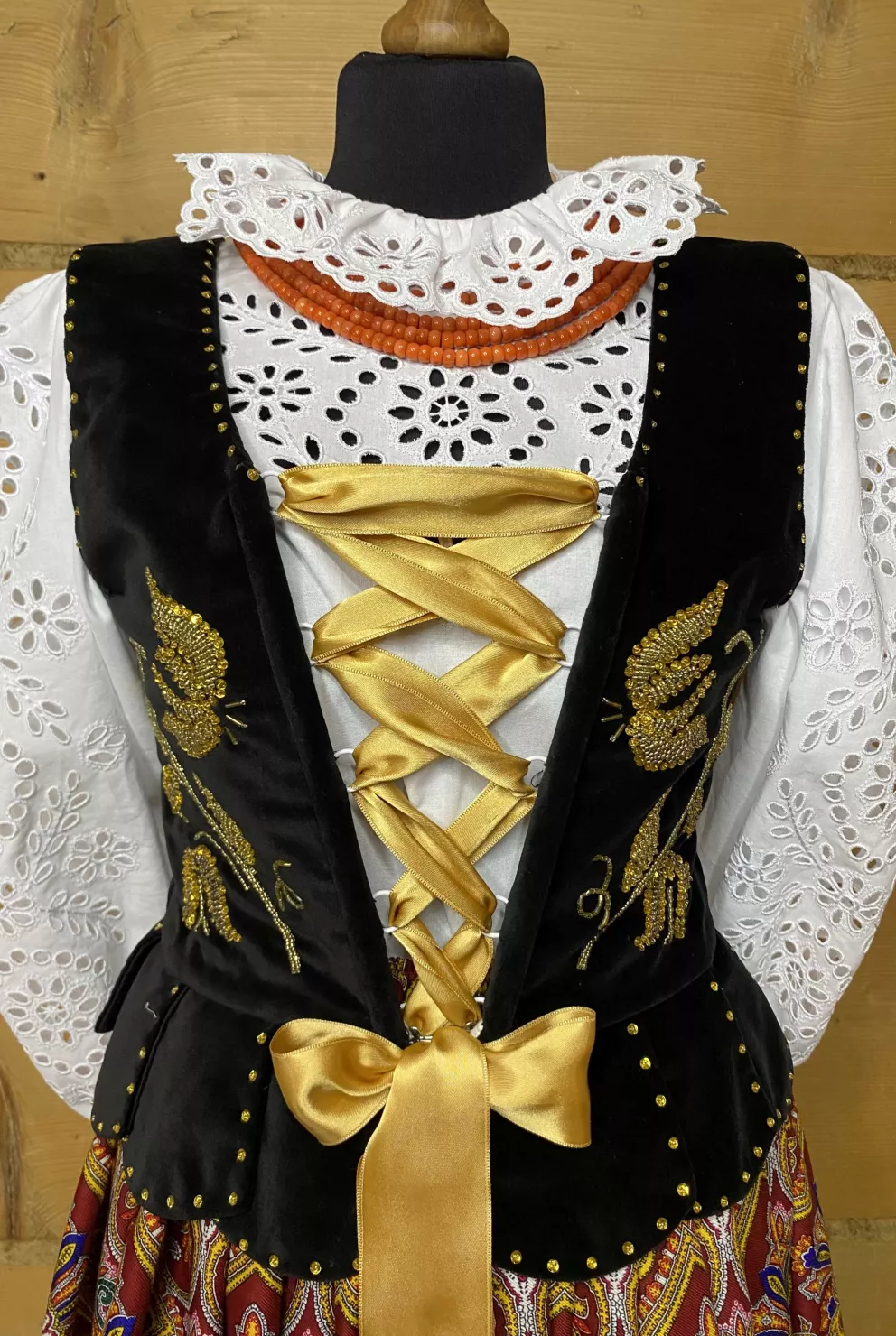Gorset wyszywany koralikami- złotogłów