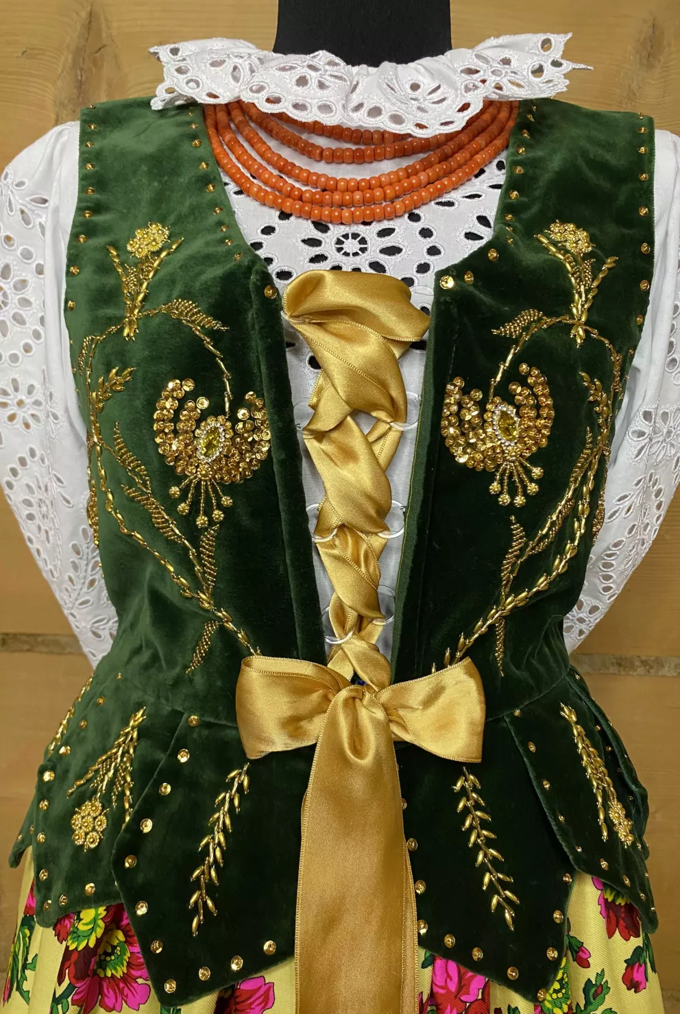 Zielony gorset ze złotym ornamentem