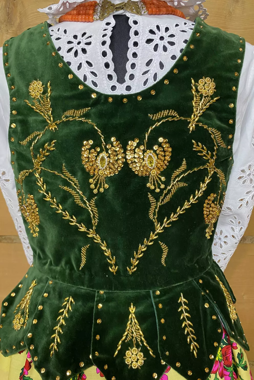 Zielony gorset ze złotym ornamentem